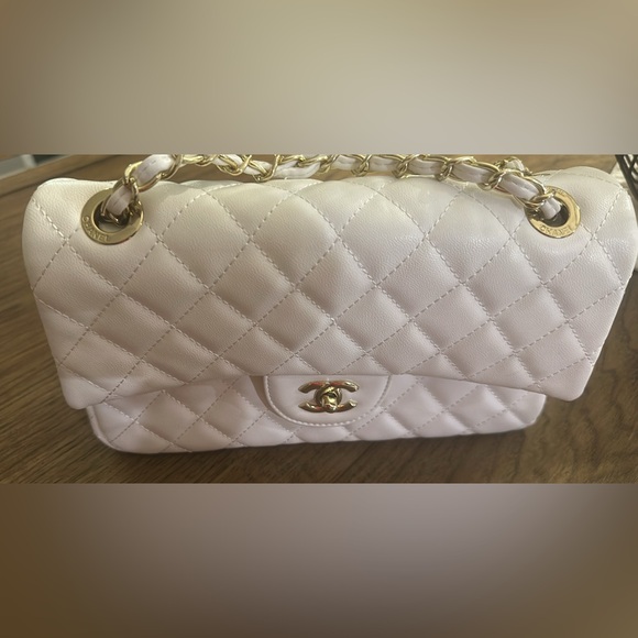 Chanel Ivory Quilted Shoulder Bag with Gold Chain - Picture 1 of 5